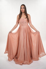 ഗാലറി വ്യൂവറിലേക്ക് ചിത്രം ലോഡ് ചെയ്യുക, Odette shimmery pleated bustier off- shoulder maxi dress