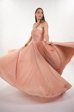 ഗാലറി വ്യൂവറിലേക്ക് ചിത്രം ലോഡ് ചെയ്യുക, Odette shimmery pleated bustier off- shoulder maxi dress