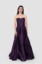 ഗാലറി വ്യൂവറിലേക്ക് ചിത്രം ലോഡ് ചെയ്യുക, Vivienna Strapless Ruched Gown In Deep Plum Taffeta