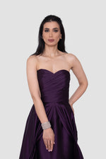 ഗാലറി വ്യൂവറിലേക്ക് ചിത്രം ലോഡ് ചെയ്യുക, Vivienna Strapless Ruched Gown In Deep Plum Taffeta