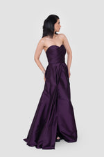 ഗാലറി വ്യൂവറിലേക്ക് ചിത്രം ലോഡ് ചെയ്യുക, Vivienna Strapless Ruched Gown In Deep Plum Taffeta